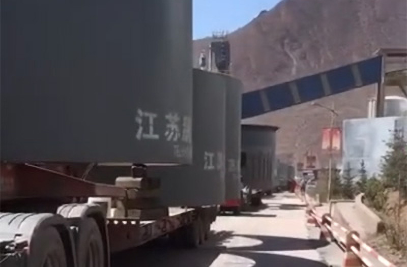 江蘇鵬飛集團制造的4.3*64m回轉窯順利扺達西藏業主工地現場